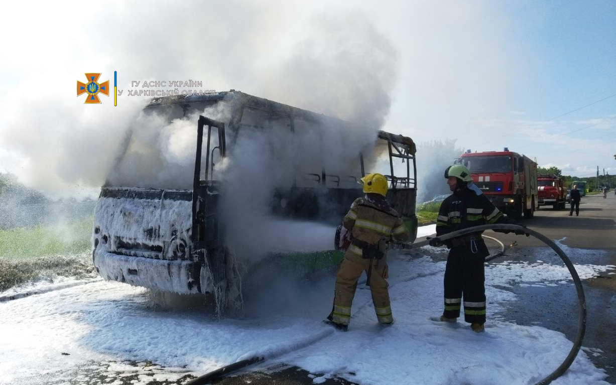 В Харкьове на ходу загорелась маршрутка. Фото: ГСЧС